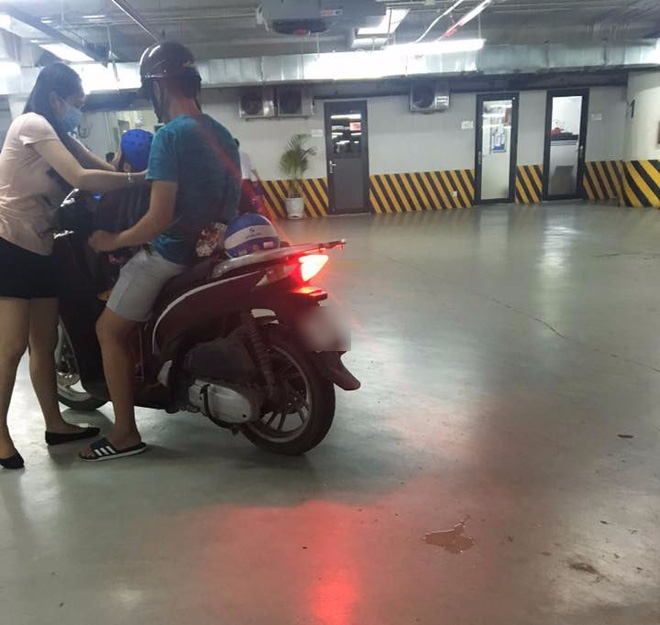 Người mẹ gây tranh cãi khi cho con tè bậy trong trung tâm mua sắm rồi dửng dưng bỏ đi khoe chiến tích với chồng - Ảnh 2. Người mẹ gây tranh cãi khi cho con tè bậy trong trung tâm mua sắm rồi dửng dưng bỏ đi khoe chiến tích với chồng - Ảnh 2.