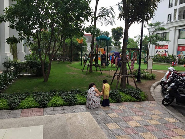 Người mẹ gây tranh cãi khi cho con tè bậy trong trung tâm mua sắm rồi dửng dưng bỏ đi khoe chiến tích với chồng - Ảnh 5. Người mẹ gây tranh cãi khi cho con tè bậy trong trung tâm mua sắm rồi dửng dưng bỏ đi khoe chiến tích với chồng - Ảnh 5.