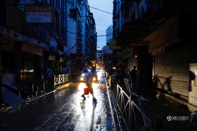 Toàn Macau mất điện vì siêu bão Hato, Cục trưởng Cục Khí tượng cúi đầu xin từ chức - Ảnh 3.