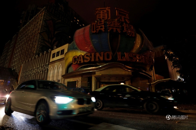Toàn Macau mất điện vì siêu bão Hato, Cục trưởng Cục Khí tượng cúi đầu xin từ chức - Ảnh 3.
