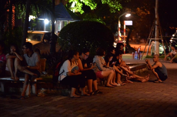 Hà Nội: Người già, trẻ em chung cư Cầu Giấy hoảng loạn vì chập điện gây cháy giữa đêm khuya - Ảnh 8.