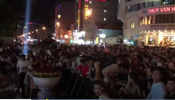 Hình ảnh khủng khiếp nhất dịp nghỉ lễ 2/9: Trèo rào, giẫm nát ô tô con trong đêm Đại nhạc hội - Ảnh 3.