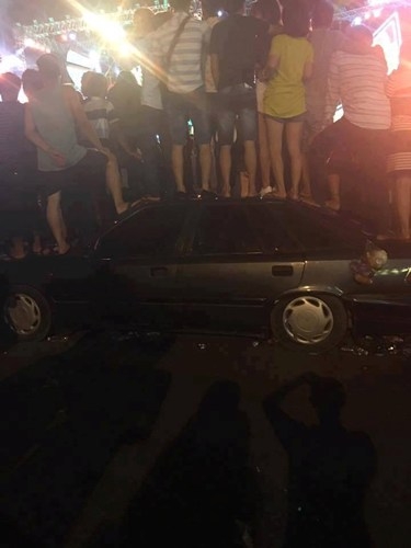 Hình ảnh khủng khiếp nhất dịp nghỉ lễ 2/9: Trèo rào, giẫm nát ô tô con trong đêm Đại nhạc hội - Ảnh 5.