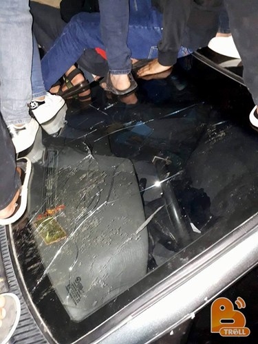 Hình ảnh khủng khiếp nhất dịp nghỉ lễ 2/9: Trèo rào, giẫm nát ô tô con trong đêm Đại nhạc hội - Ảnh 7.