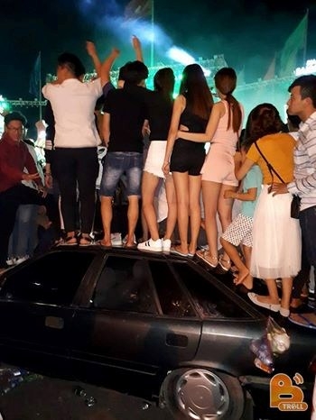 Hình ảnh khủng khiếp nhất dịp nghỉ lễ 2/9: Trèo rào, giẫm nát ô tô con trong đêm Đại nhạc hội - Ảnh 8.