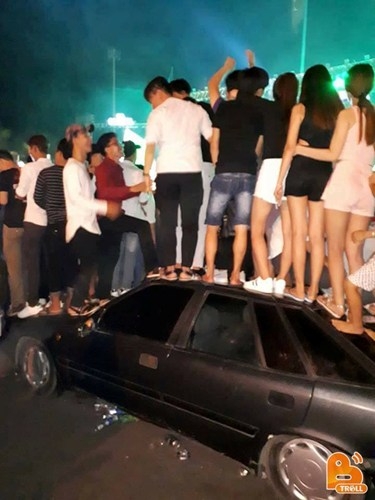 Hình ảnh khủng khiếp nhất dịp nghỉ lễ 2/9: Trèo rào, giẫm nát ô tô con trong đêm Đại nhạc hội - Ảnh 9.