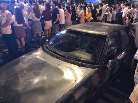 Hình ảnh khủng khiếp nhất dịp nghỉ lễ 2/9: Trèo rào, giẫm nát ô tô con trong đêm Đại nhạc hội - Ảnh 10.