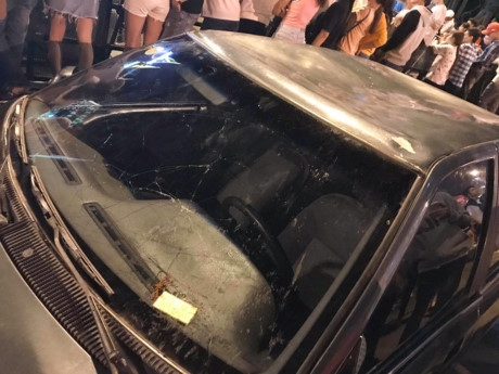 Hình ảnh khủng khiếp nhất dịp nghỉ lễ 2/9: Trèo rào, giẫm nát ô tô con trong đêm Đại nhạc hội - Ảnh 11.