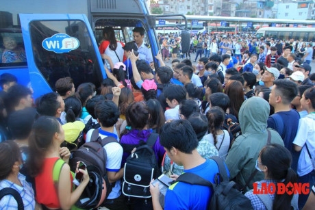 Hình ảnh khủng khiếp nhất dịp nghỉ lễ 2/9: Trèo rào, giẫm nát ô tô con trong đêm Đại nhạc hội - Ảnh 13.