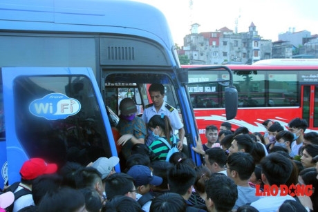 Hình ảnh khủng khiếp nhất dịp nghỉ lễ 2/9: Trèo rào, giẫm nát ô tô con trong đêm Đại nhạc hội - Ảnh 14.