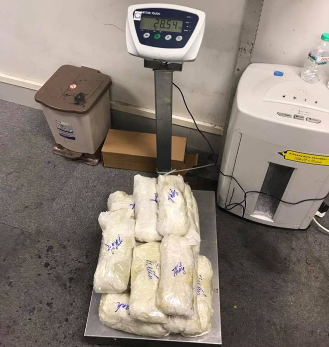 5 nguoi quan 30 kg vang len may bay ve Viet Nam hinh anh 2