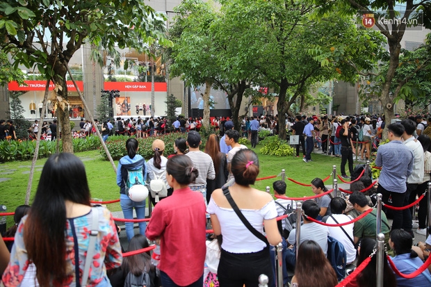 H&M khai trương: 11h mới mở cửa mà từ 9h sáng dân tình đã đội nắng xếp hàng dài dằng dặc bên ngoài chờ đợi - Ảnh 3.