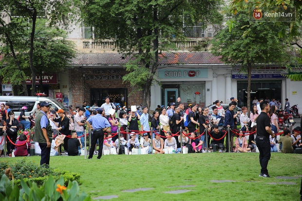 H&M khai trương: 11h mới mở cửa mà từ 9h sáng dân tình đã đội nắng xếp hàng dài dằng dặc bên ngoài chờ đợi - Ảnh 4.