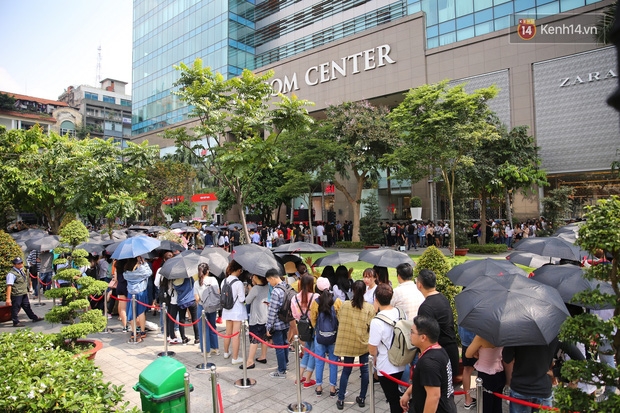H&M khai trương: 11h mới mở cửa mà từ 9h sáng dân tình đã đội nắng xếp hàng dài dằng dặc bên ngoài chờ đợi - Ảnh 5.