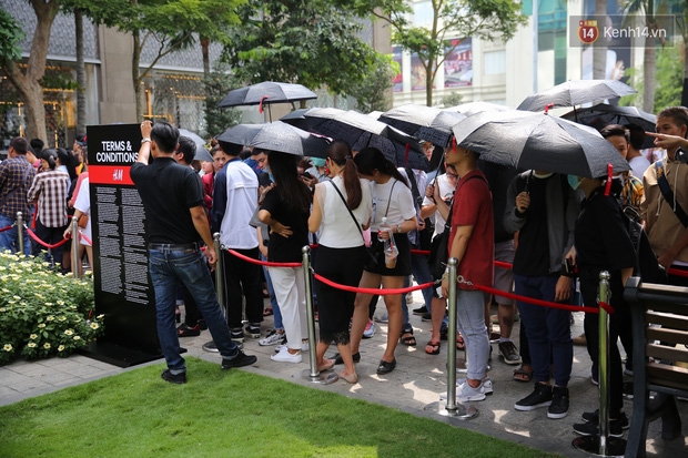 H&M khai trương: 11h mới mở cửa mà từ 9h sáng dân tình đã đội nắng xếp hàng dài dằng dặc bên ngoài chờ đợi - Ảnh 6.