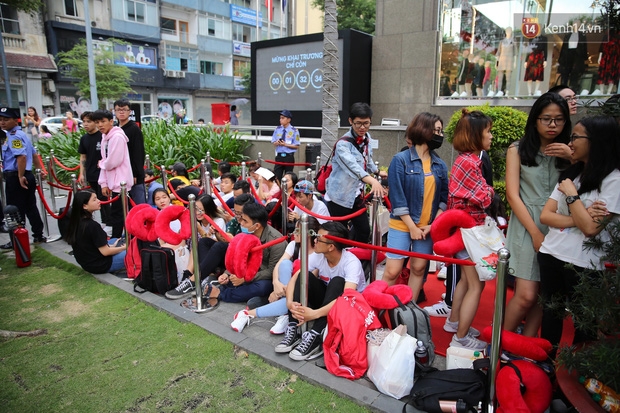 H&M khai trương: 11h mới mở cửa mà từ 9h sáng dân tình đã đội nắng xếp hàng dài dằng dặc bên ngoài chờ đợi - Ảnh 7.