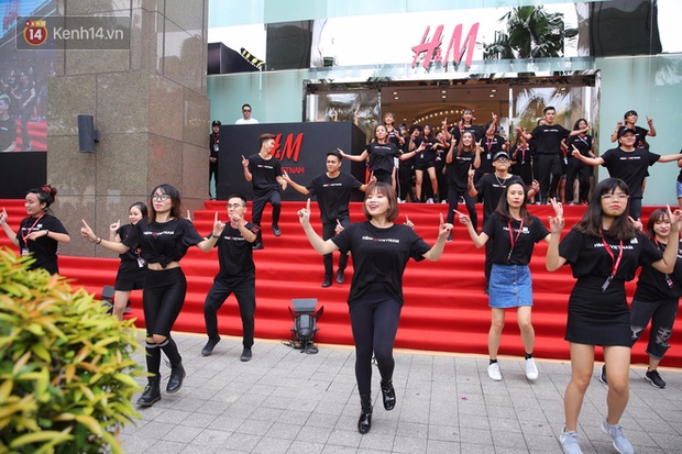 H&M mở cửa đón khách: Đông tới nỗi bên ngoài kẹt cứng, bên trong loạn lạc - Ảnh 8.