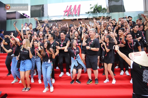 H&M mở cửa đón khách: Đông tới nỗi bên ngoài kẹt cứng, bên trong loạn lạc - Ảnh 9.