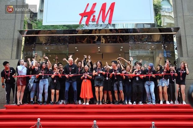 H&M mở cửa đón khách: Đông tới nỗi bên ngoài kẹt cứng, bên trong loạn lạc - Ảnh 11.