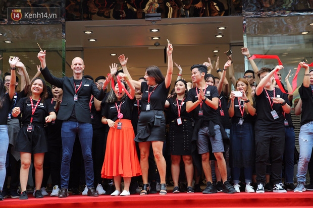 H&M mở cửa đón khách: Đông tới nỗi bên ngoài kẹt cứng, bên trong loạn lạc - Ảnh 12.