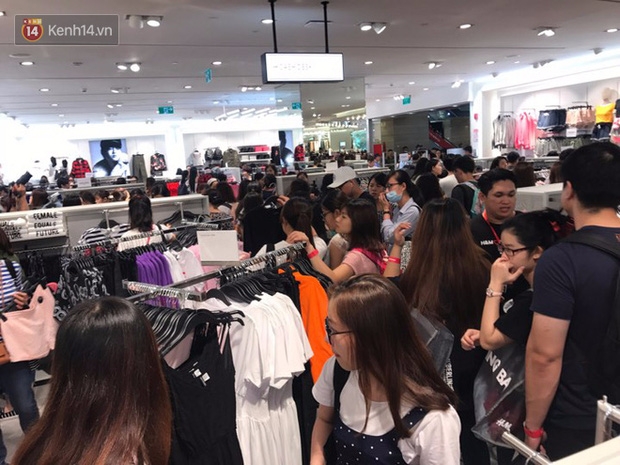 H&M mở cửa đón khách: Đông tới nỗi bên ngoài kẹt cứng, bên trong loạn lạc - Ảnh 20.