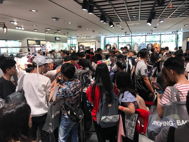 H&M mở cửa đón khách: Đông tới nỗi bên ngoài kẹt cứng, bên trong loạn lạc - Ảnh 21.