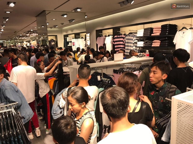 H&M mở cửa đón khách: Đông tới nỗi bên ngoài kẹt cứng, bên trong loạn lạc - Ảnh 22.
