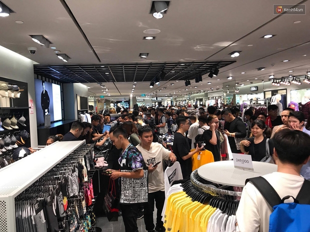 H&M mở cửa đón khách: Đông tới nỗi bên ngoài kẹt cứng, bên trong loạn lạc - Ảnh 23.