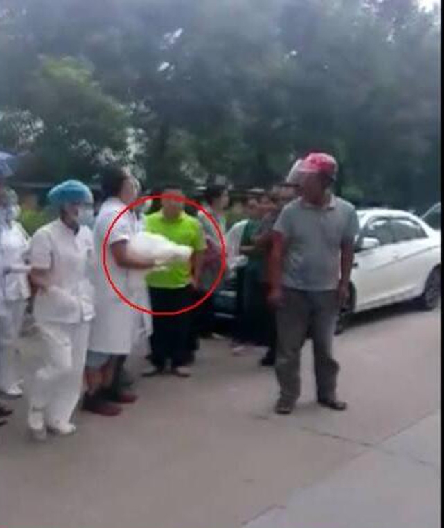 soc: ba noi va ba ngoai cung nhau nem chau gai sinh non vao thung rac o tq - 3