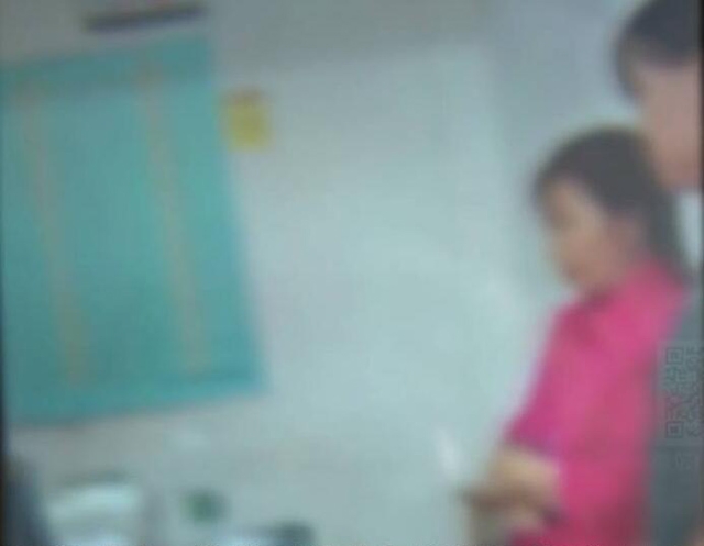 soc: ba noi va ba ngoai cung nhau nem chau gai sinh non vao thung rac o tq - 5