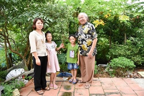 Ông Trọng bên vợ và 2 người con