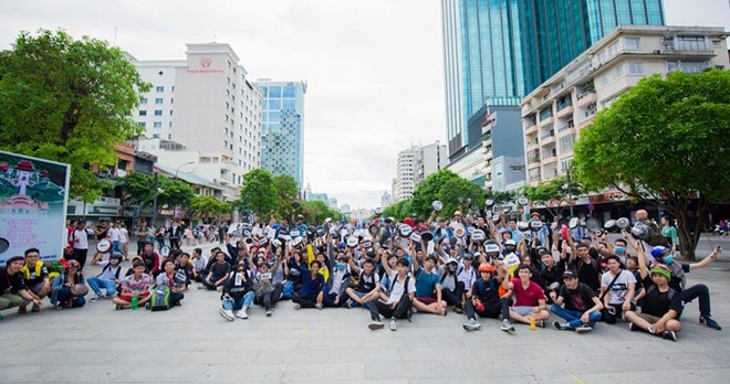 Tranh cai viec hang tram ban tre cam chao o pho di bo Nguyen Hue hinh anh 3