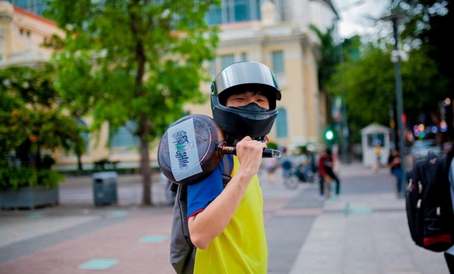 Tranh cai viec hang tram ban tre cam chao o pho di bo Nguyen Hue hinh anh 7