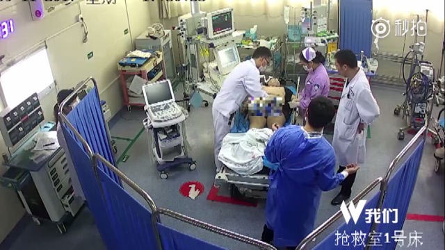 chuyen that nhu dua: bac si cat ao benh nhi cap cuu, ong bo doi boi thuong ao rach - 2