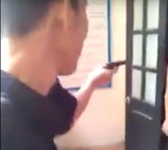 Giám đốc Trung tâm Phòng chống HIV chĩa súng vào người khác: Chỉ cầm súng để... trêu đùa - Ảnh 2.