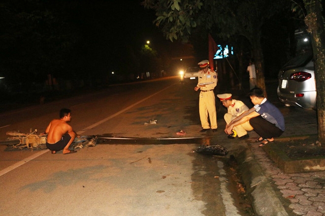 Oto va cham xe may, 2 nguoi nhap vien hinh anh 2