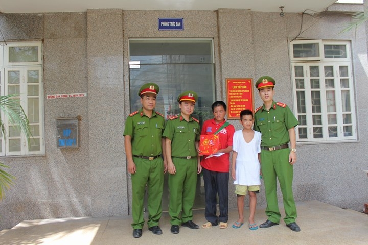 hanh trinh luu lac hon 1 thang kho tin cua be 13 tuoi tu son la xuong ha noi - 2