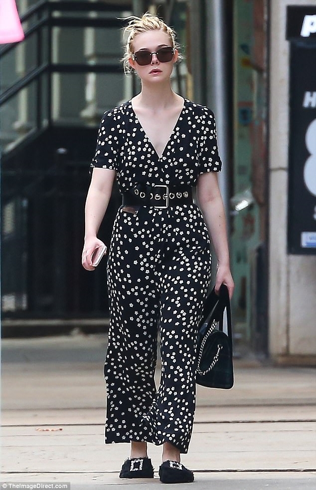 Dien mot ao lien quan ca tinh nhu sao Hollywood hinh anh 4