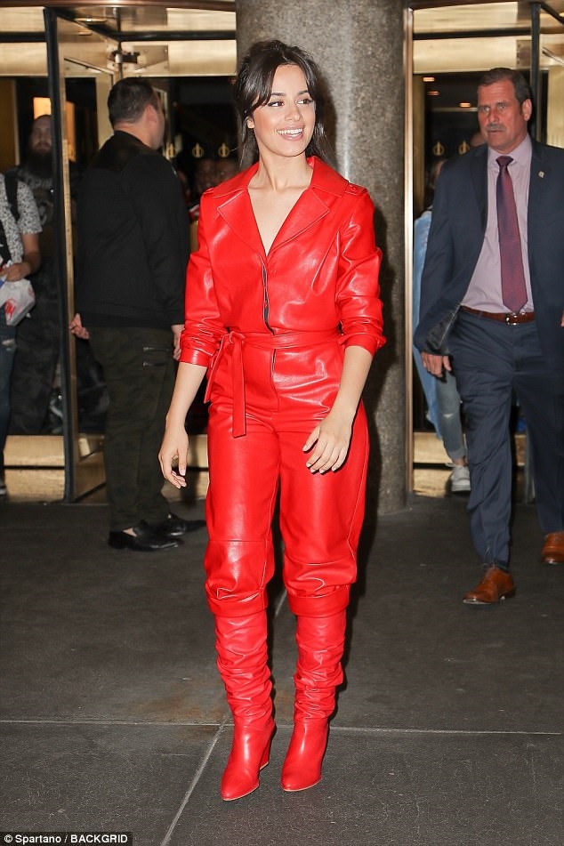 Dien mot ao lien quan ca tinh nhu sao Hollywood hinh anh 9