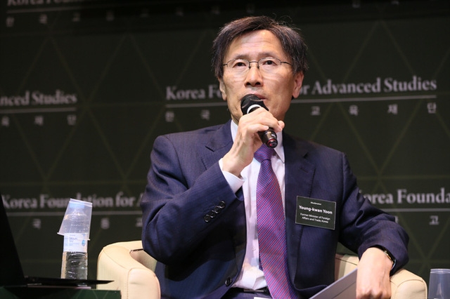  Cựu Ngoại trưởng Hàn Quốc Yoon Young-kwan (Ảnh: Getty) 