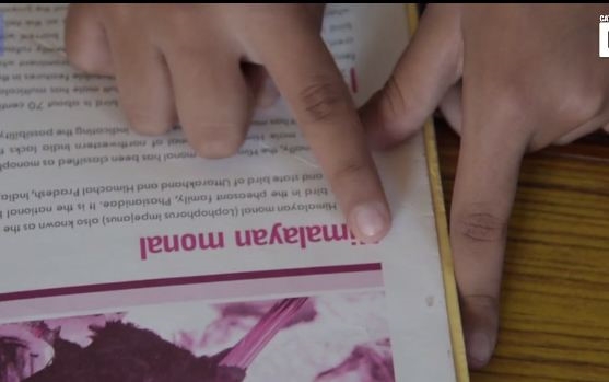 Kỳ lạ cô bé 11 tuổi 'ngửi' được màu sắc, 'đọc' chữ bằng đầu ngón tay - ảnh 2