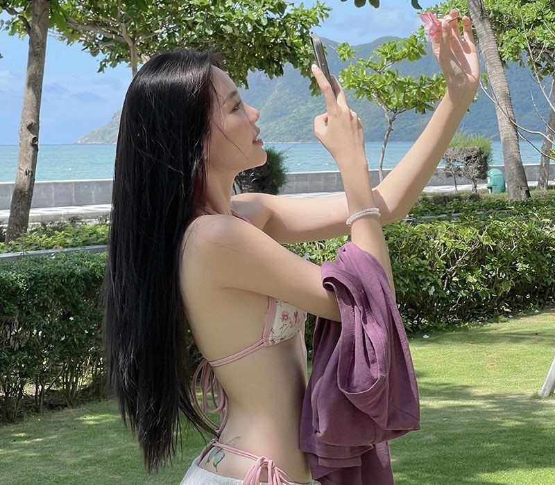 Cô nàng xinh đẹp còn khoe khéo hình xăm ở ngay eo, với hình con bướm xinh và đầy sắc màu.
