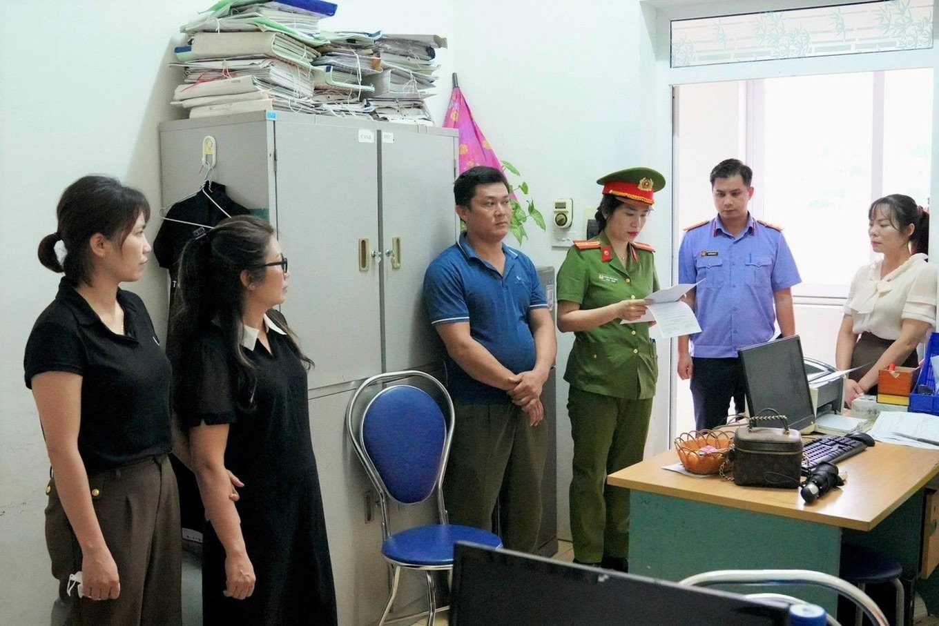Cơ quan chức năng thực thi các quyết định khởi tố.