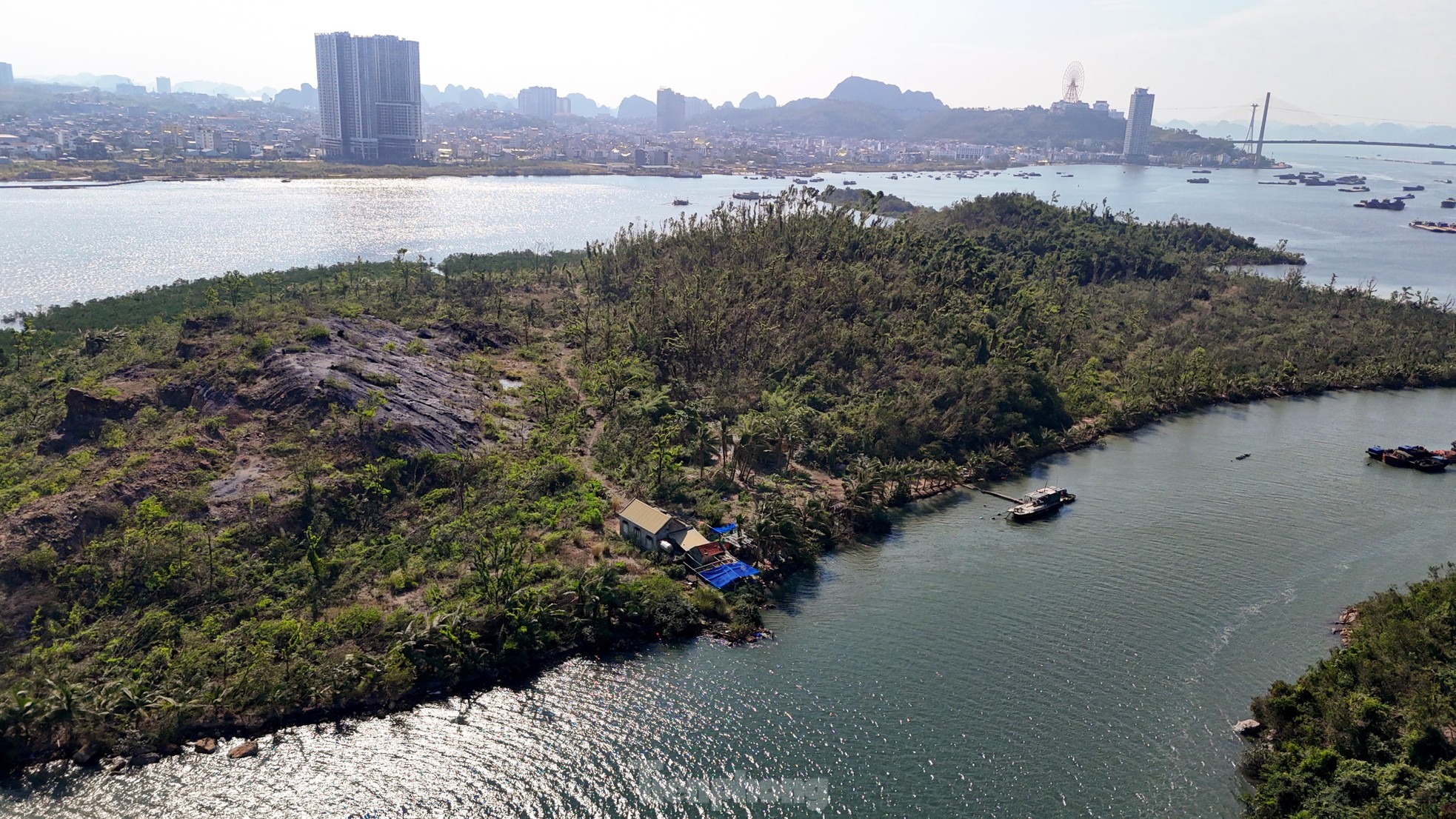 Đại diện Chủ đầu tư lý giải về việc bỏ hoang dự án vì lo ngại vấn đề ô nhiễm bụi xi măng, clinker và tiếng ồn từ các cảng của 2 nhà máy xi măng gần đó. Họ cũng tính đến viễn cảnh Khu du lịch xây dựng xong cũng không thể đón khách vì tình trạng ô nhiễm môi trường, bởi họ nhắm tới đối tượng khách cao cấp.