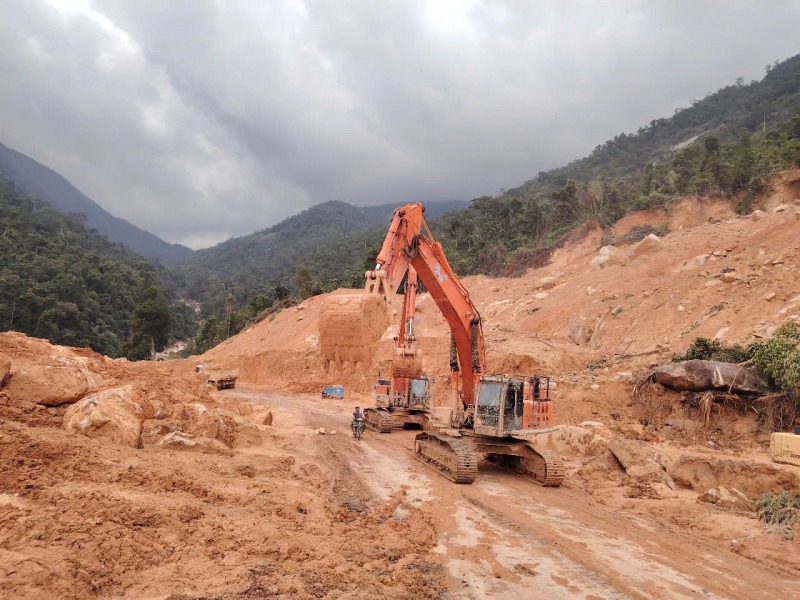 Công ty QL&XDĐB Khánh Hòa vẫn đang thu dọn đất đá sạt lở ngập tràn trên phần đường còn lại tại lý trình km 43+300 trên tuyến quốc lộ 27C qua đèo Khánh Lê.