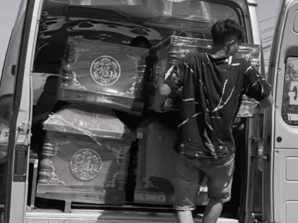 Vụ 4 học sinh đuối nước sau chuyến đi câu ở Phú Yên: Xót xa hình ảnh những chiếc quan tài xếp chồng lên nhau