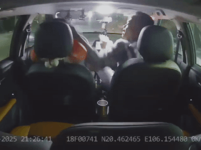 Clip gây phẫn nộ: Tài xế taxi liên tục bị khách mạt sát, đấm liên tiếp vào đầu, giật vô lăng đòi tự lái