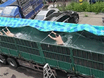 Cách giải nhiệt 'bá đạo' của các tài xế trên thùng container