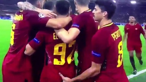 El Shaarawy bị đồng đội xâm phạm vùng nhạy cảm El Shaarawy bị đồng đội xâm phạm vùng nhạy cảm