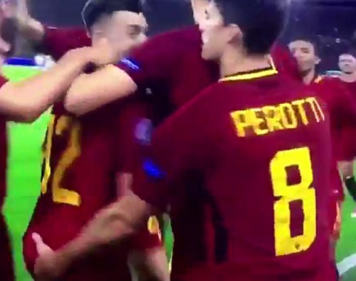El Shaarawy bị đồng đội xâm phạm vùng nhạy cảm El Shaarawy bị đồng đội xâm phạm vùng nhạy cảm